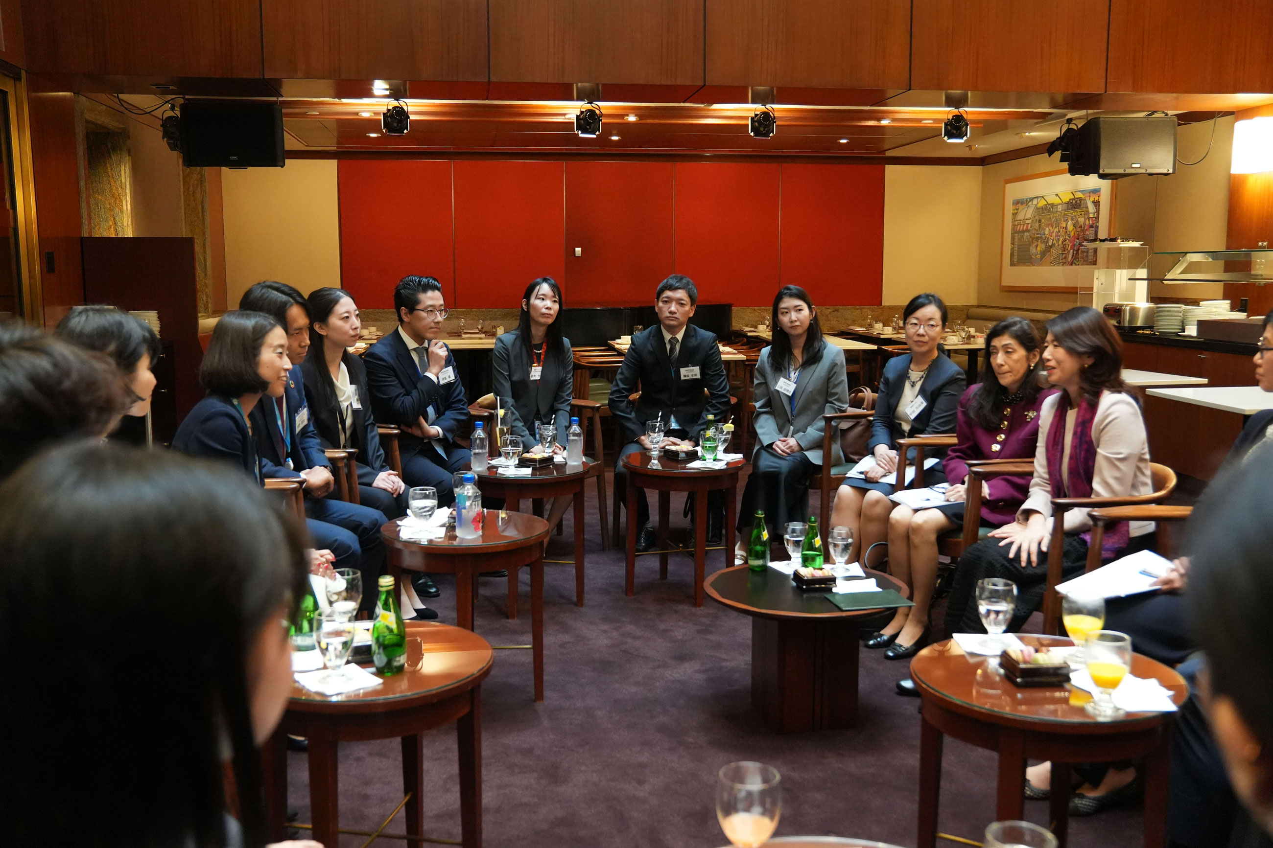 Mrs. Kishida meeting with Japanese young professionals working at international organizations (1)