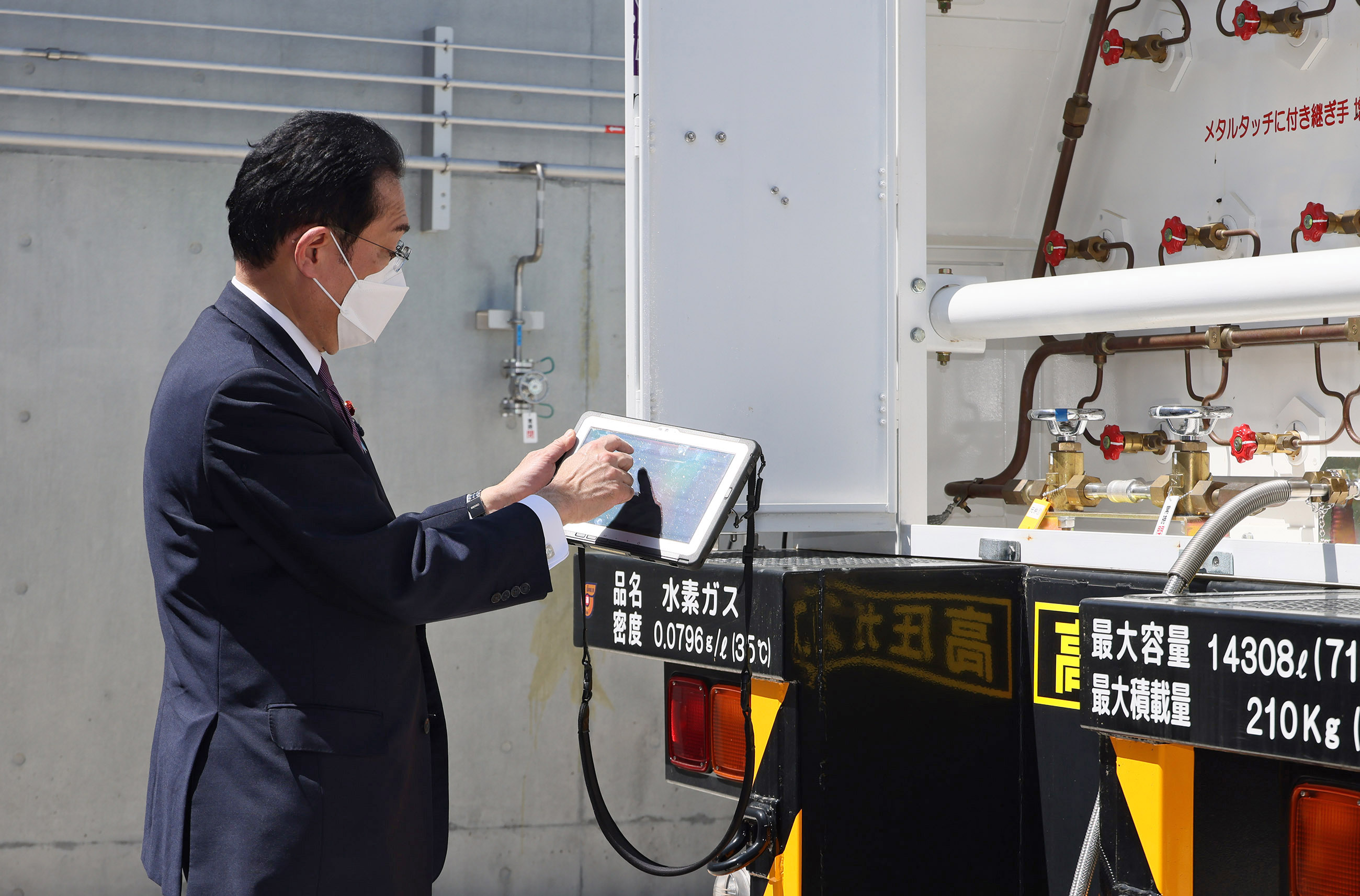 Photograph of the Prime Minister visiting the Komekurayama Electric Power Storage Technology Research Site (5)