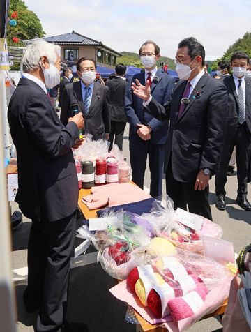 Photograph of the Prime Minister visiting an exhibition booth(5)