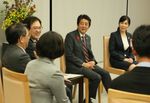 Photograph of the Prime Minister exchanging views with participants (1)