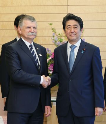 Photograph of Prime Minister Abe shaking hands with the Speaker of the National Assembly of Hungary