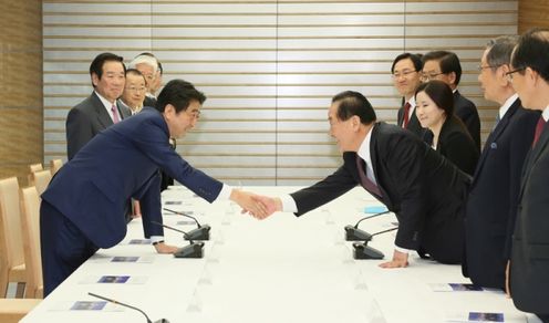 Photograph of the Prime Minister receiving the courtesy call (1)