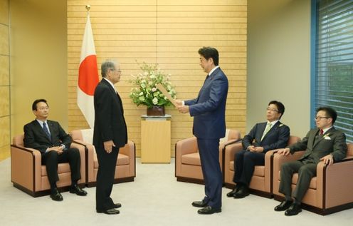 Photograph of the Prime Minister presenting a certificate of appreciation (2)