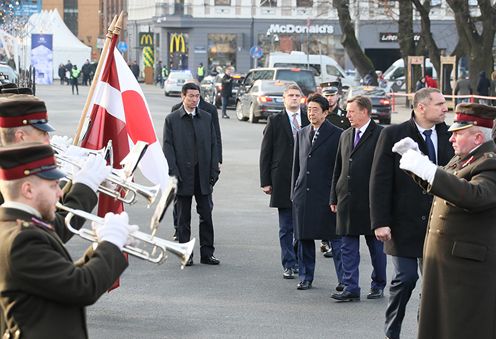 Photograph of the leaders visiting the Freedom Monument (1)