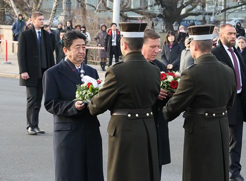 Photograph of the leaders visiting the Freedom Monument (2)