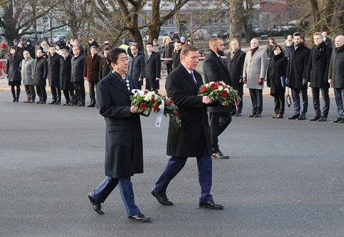 Photograph of the leaders visiting the Freedom Monument (3)