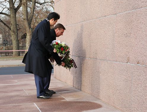 Photograph of the leaders visiting the Freedom Monument (4)