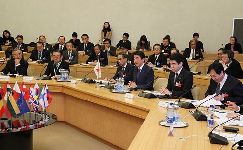 Photograph of the expanded summit meeting with Japanese businesses (1)