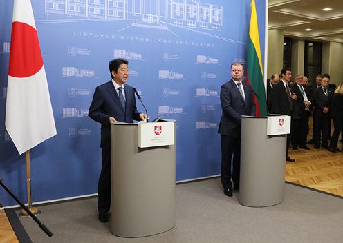 Photograph of the joint press announcement (1)