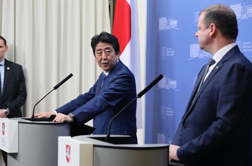 Photograph of the joint press announcement (3)