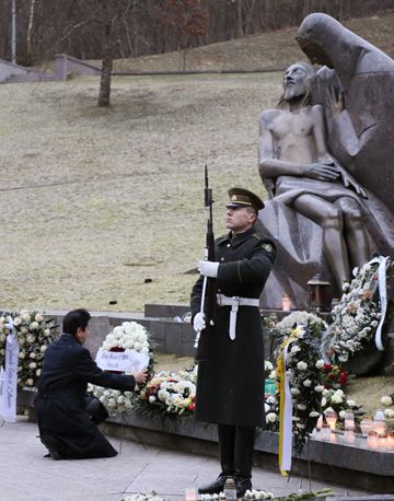 Photograph of the Prime Minister visiting Antakalnis Cemetery (1)