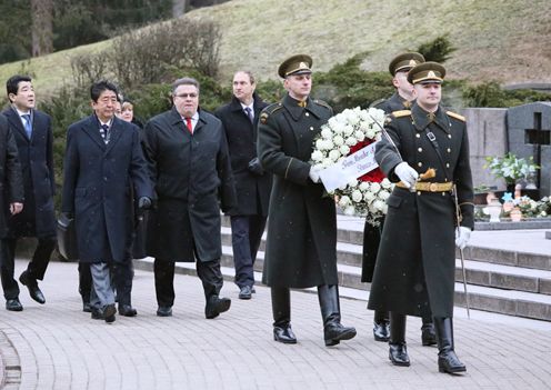 Photograph of the Prime Minister visiting Antakalnis Cemetery (2)