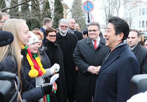 Photograph of the Prime Minister visiting the Sugihara House (2)