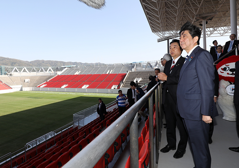 Photograph of the Prime Minister receiving an explanation at Hanazono Rugby Stadium