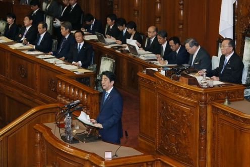 Photograph of the Prime Minister answering questions at the plenary session of the House of Councillors (1)