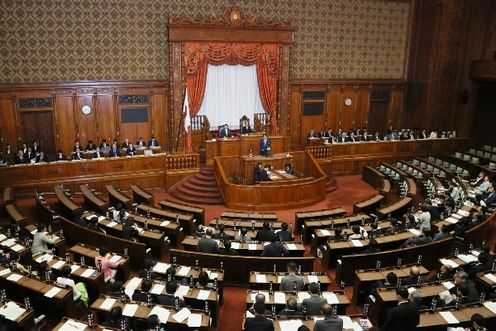 Photograph of the Prime Minister answering questions at the plenary session of the House of Councillors (2)