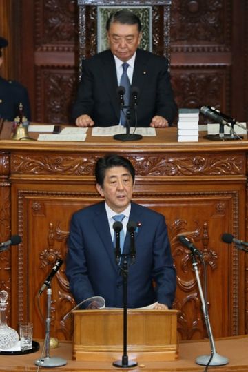 Photograph of the Prime Minister answering questions at the plenary session of the House of Representatives (1)