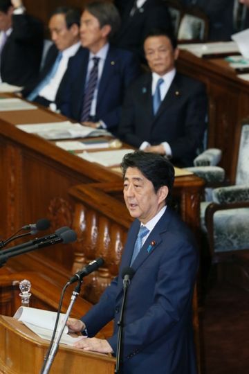 Photograph of the Prime Minister answering questions at the plenary session of the House of Representatives (2)