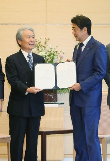 Photograph of the Prime Minister receiving the proposal (2)