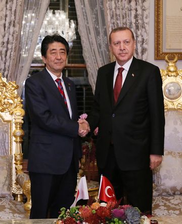 Photograph of the leaders shaking hands