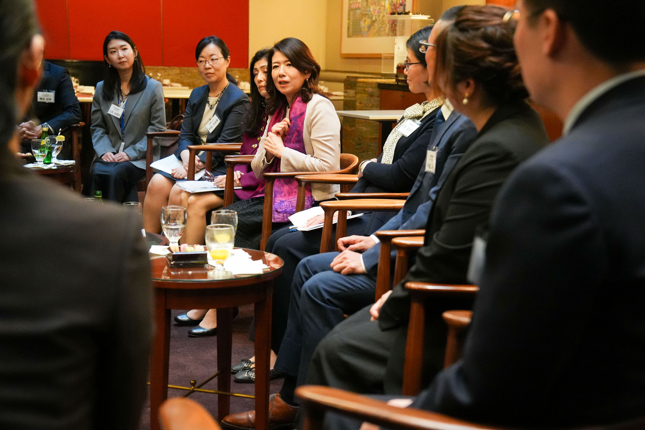 Mrs. Kishida meeting with Japanese young professionals working at international organizations (2)