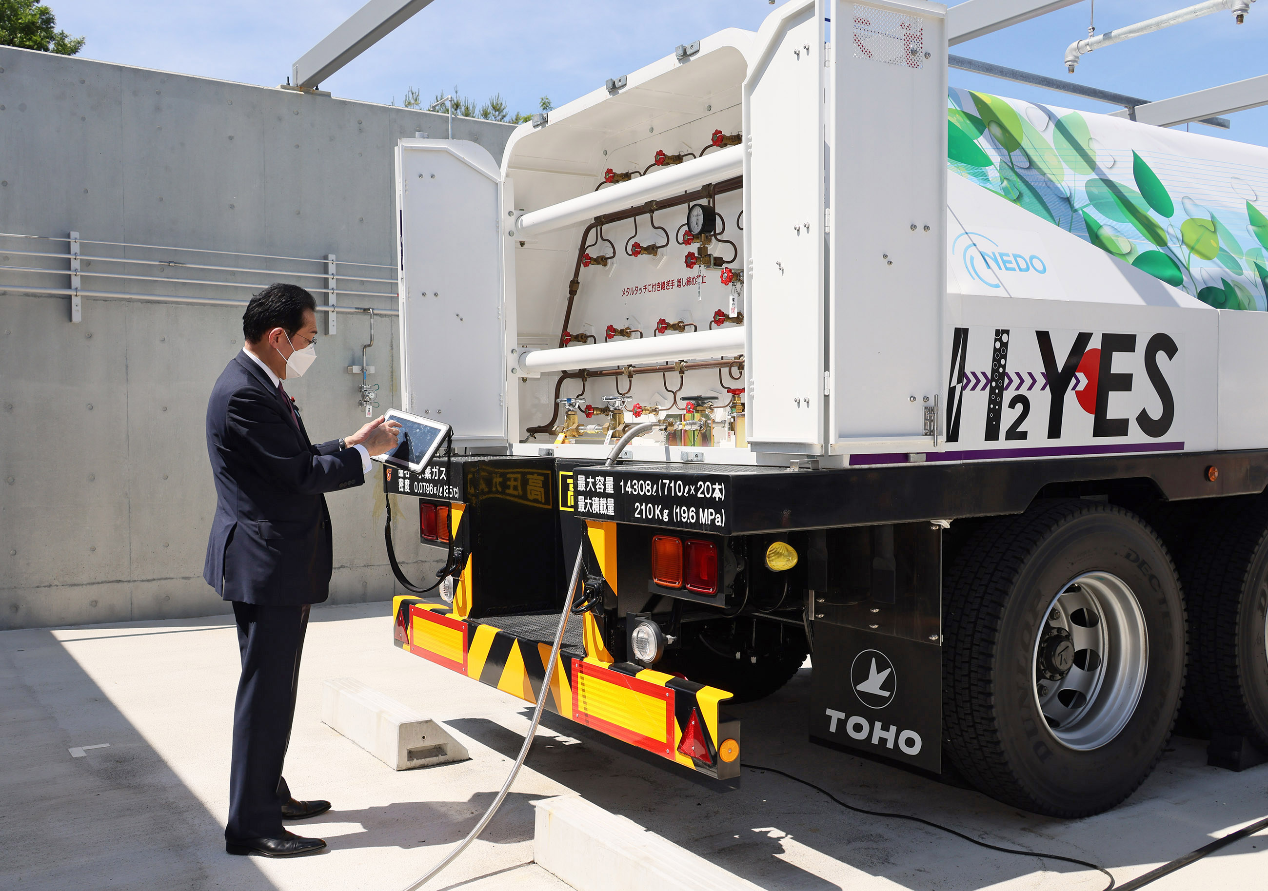 Photograph of the Prime Minister visiting the Komekurayama Electric Power Storage Technology Research Site (6)