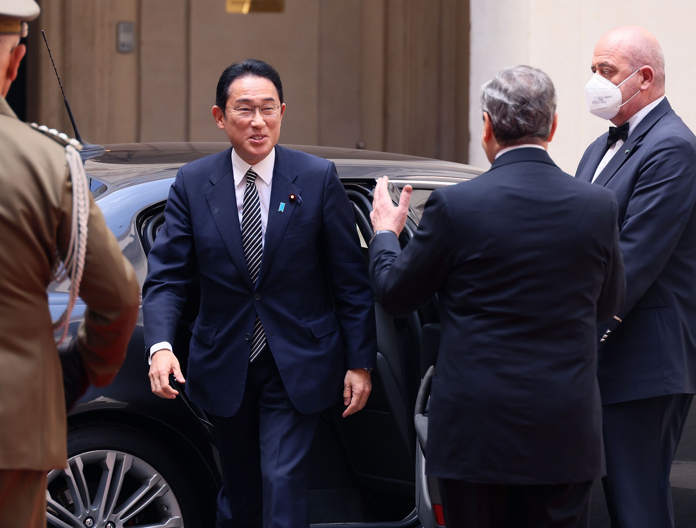 Photograph of the Prime Minister being welcomed by Prime Minister Draghi (1)