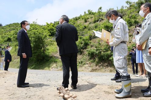 Photograph of the Prime Minister visiting a site for the restoration of satoyama (village forests) (1)