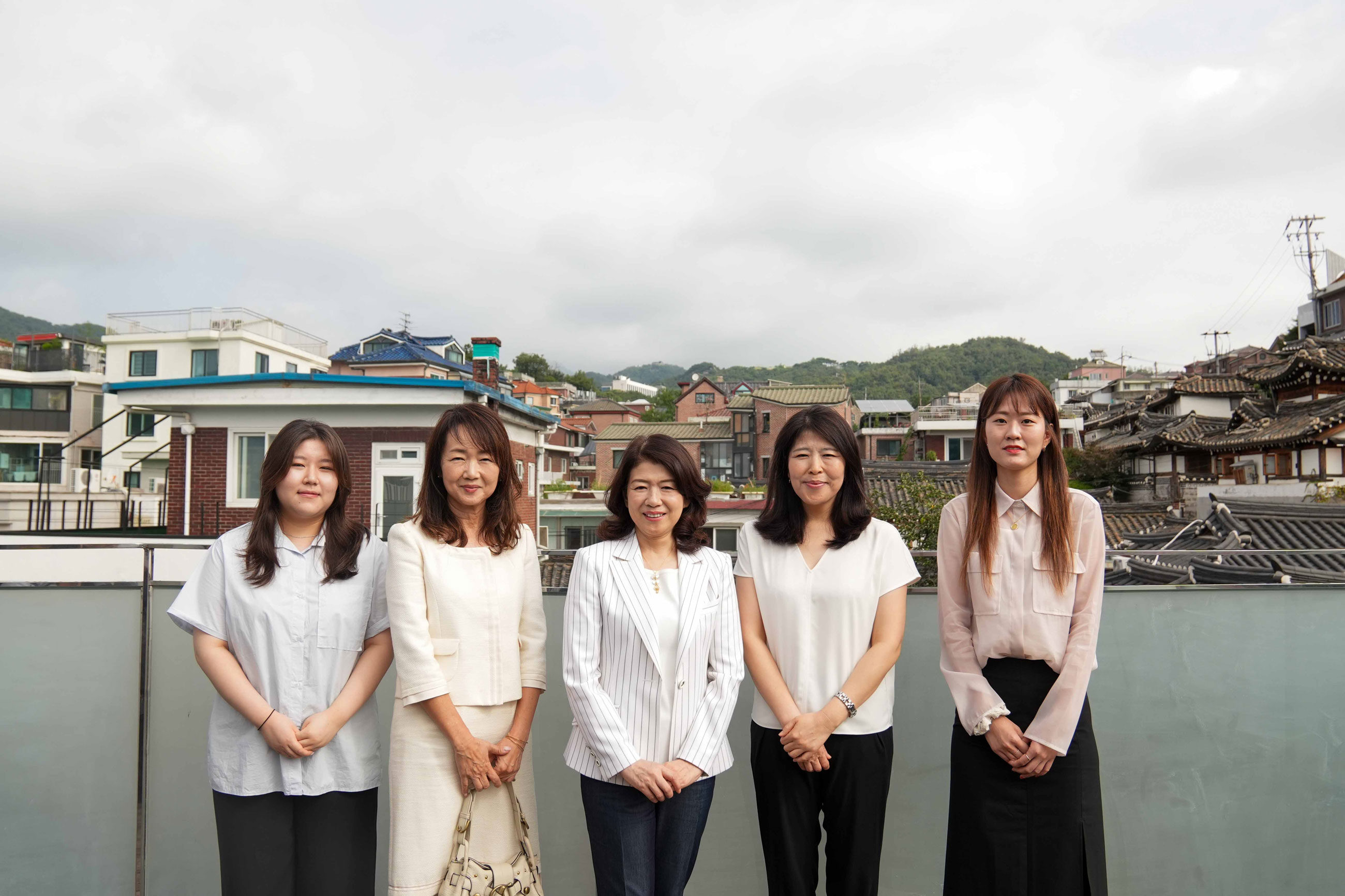 Mrs. Kishida visiting the Seiji Fujishiro Bukchon Space (7)