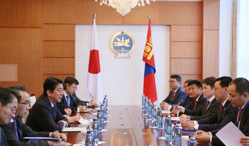 Photograph of the Prime Minister meeting with the Prime Minister of Mongolia