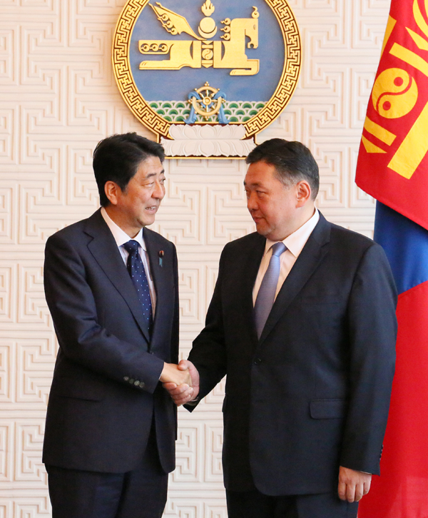 Photograph of the Prime Minister shaking hands with the Chairman of the State Great Hural of Mongolia