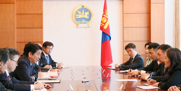 Photograph of the Prime Minister meeting with the Chairman of the State Great Hural of Mongolia