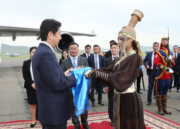 Photograph of the Prime Minister being welcomed at Chinggis Khaan International Airport (1)