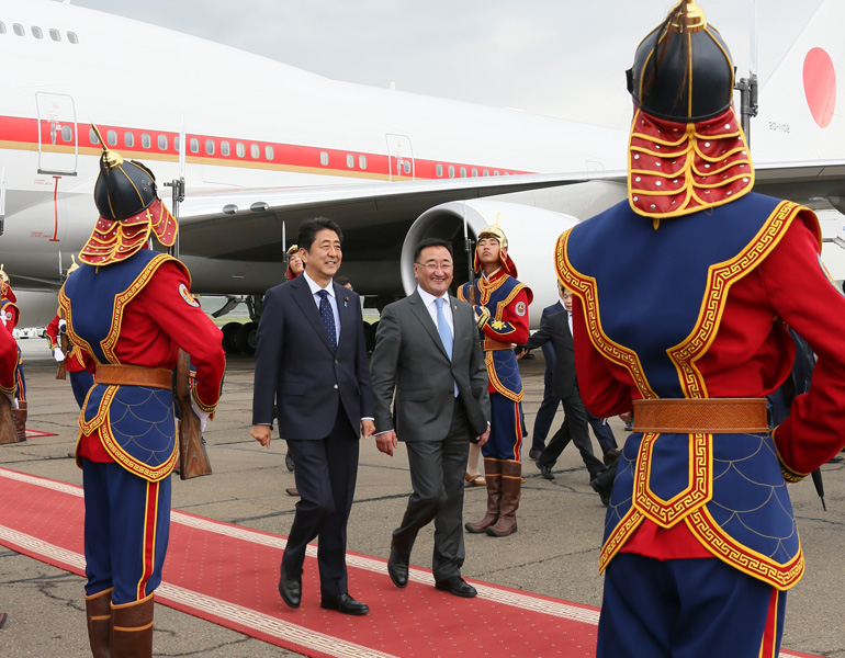 Photograph of the Prime Minister being welcomed at Chinggis Khaan International Airport (2)