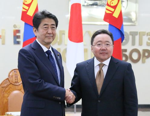 Photograph of the Prime Minister shaking hands with the President of Mongolia