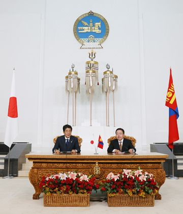 Photograph of the joint press announcement with the President of Mongolia