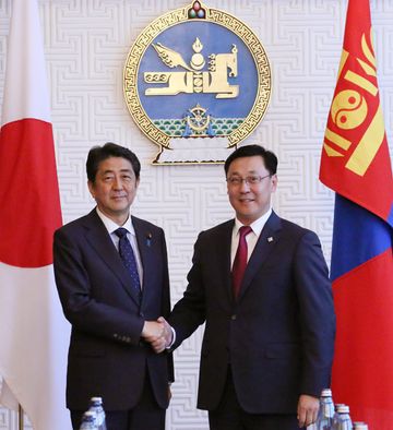 Photograph of the Prime Minister shaking hands with the Prime Minister of Mongolia