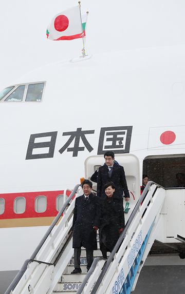 Photograph of the Prime Minister arriving in Bulgaria (1)