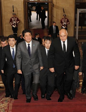 Photograph of the Prime Minister being welcomed by the Prime Minister of Bulgaria