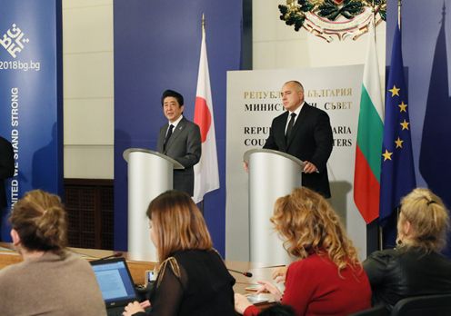 Photograph of the joint press announcement (1)