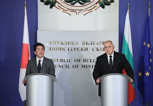 Photograph of the joint press announcement (2)