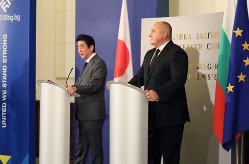 Photograph of the joint press announcement (3)