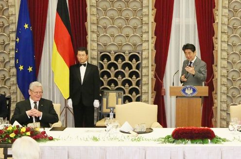 Photograph of the Prime Minister delivering an address at the banquet hosted by the Prime Minister and Mrs. Abe