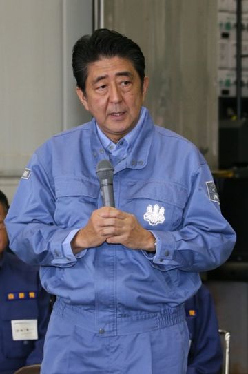 Photograph of the Prime Minister giving an address during the exchange of views with farmers and others