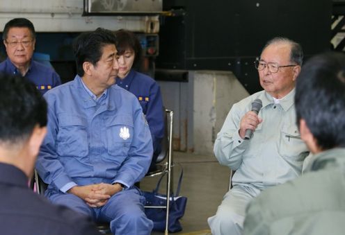 Photograph of the exchange of views with farmers and others (2)