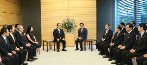 Photograph of the Prime Minister receiving the courtesy call (2)