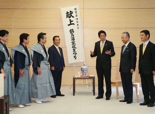 Photograph of the Prime Minister receiving the courtesy call (2)