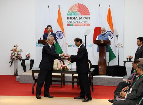 Photograph of the signing ceremony for the joint statement (3)