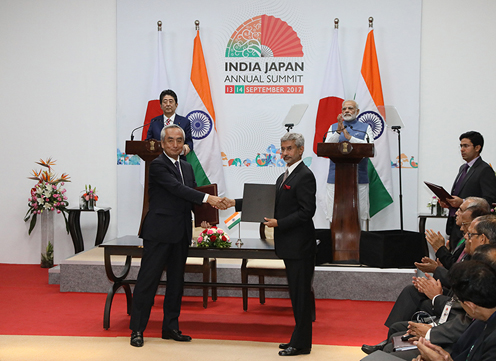 Photograph of the signing ceremony for the joint statement (4)
