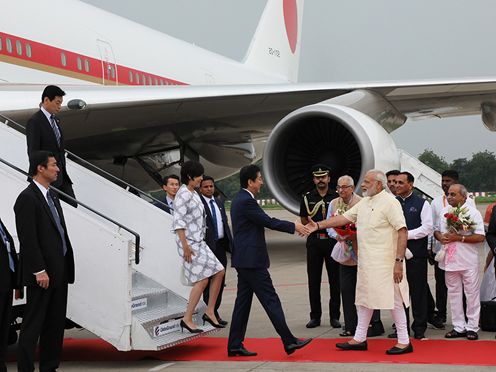 Photograph of Prime Minister Abe and Mrs. Abe being welcomed by the Prime Minister of India (1)